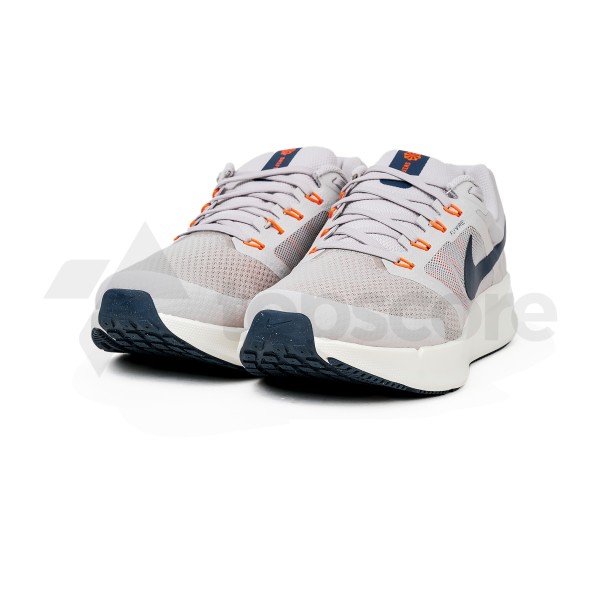 NIKE NIKE RUN SWIFT 3 DR2695-009 LIGHT IRON ORE SAIL TOTAL ORANGE THUNDER BLUE